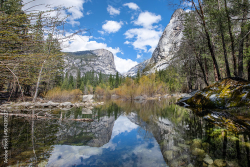 Spiegelung im Mirror Lake im Yosemite National Park / Blick auf North Dome und Half Dome 