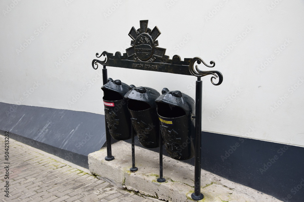 Garbage bins in Aguas calientes, the inscriptions on the bins are