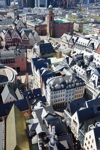 Blick von der Aussichtsplattform des Kaiserdom St. Bartholomäus auf die Neue Altstadt, die Schirn Kunsthalle und die Paulskirche bei Sonnenschein in Frankfurt am Main in Hessen photo