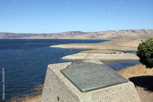 Damm, Wasserreservoir, Kraftwerk, San Luis Reservoir, Staudamm, Kalifornien, USA  --
Dam, Water Reservoir, Power station, San Luis Reservoir, Staudamm, California, USA photo