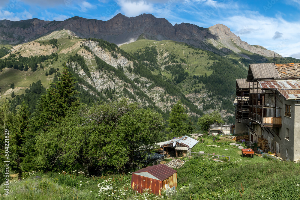 Crête de la Rousse , Paysage  depuis le Village de Saint Véran en été , dans les Hautes-Alpes , France