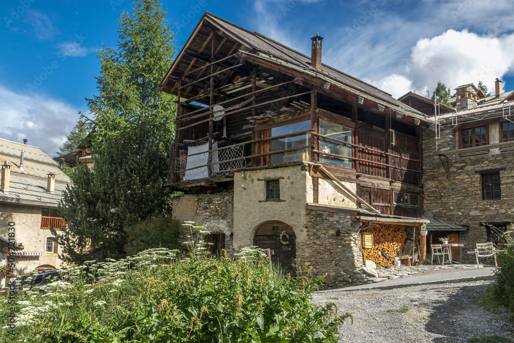 Maison à fustes , Village de Saint Véran en été , dans les Hautes-Alpes , France Maison à fustes , Village de Saint Véran en été , dans les Hautes-Alpes , France