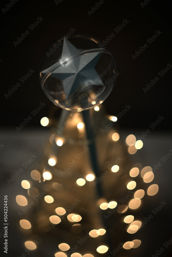 Sapin de Noël pyramide en bois avec guirlande lumineuse led - étoile argentée dans une bulle