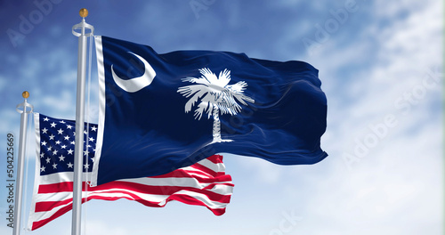 Foto The South Carolina state flag waving along with the national flag of the United