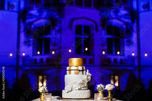 Fototapeta Naklejka Na Ścianę i Meble -  Multi level wedding cake with white flowers