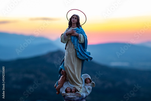 Fotografia Bella escultura de la Virgen María al amanecer