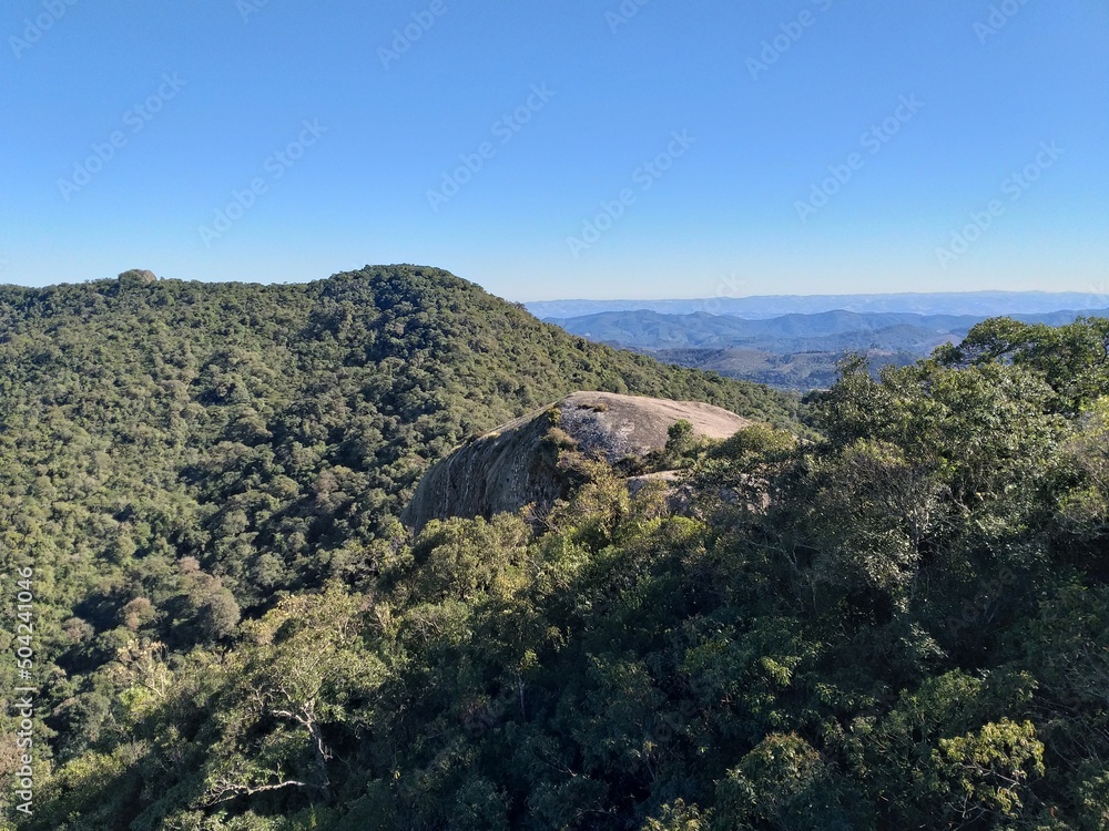 Fototapeta premium Na cidade de Monte Verde existe uma trilha até a Pedra Redonda com essa vista panorâmica em meio a Serra da Mantiqueira na divida dos estados de São Paulo e Minas Gerais.