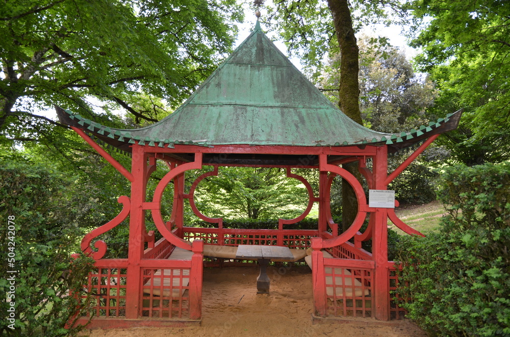 PAGODE DU XVIII éme SIÈCLE JARDIN D'EYRIGNAC PAGODE DU XVIII éme SIÈCLE JARDIN D'EYRIGNAC
