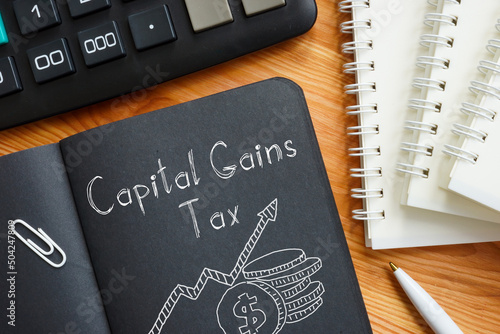 Fotografía Capital gains tax is shown using the text