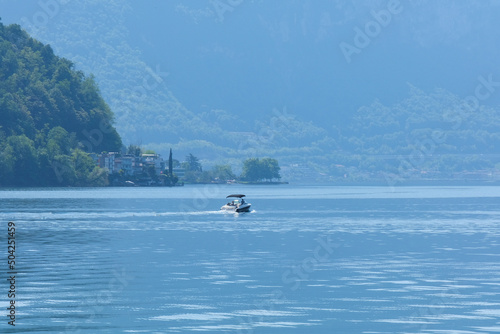 Un motoscafo solca le acque del lago di Lugano.