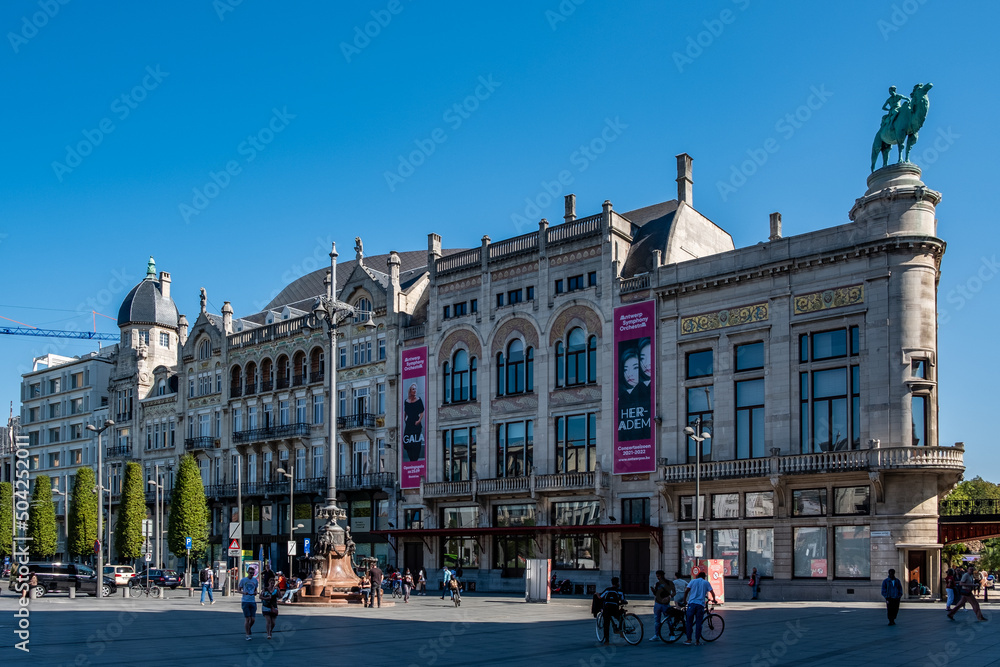 Bahnhofsvorplatz mit historischen Gebäuden, Antwerpen