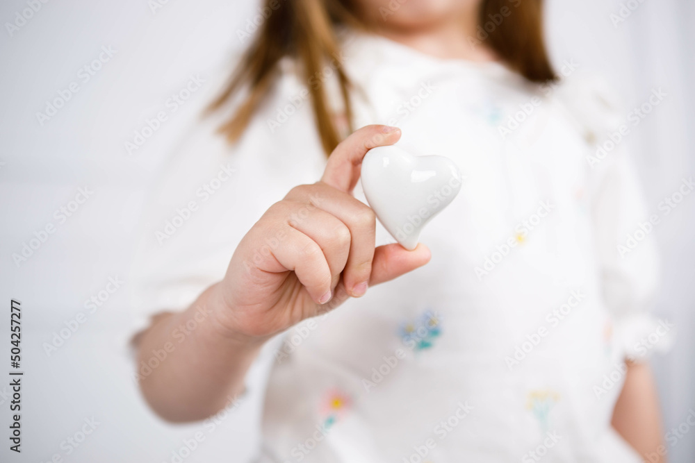 power of love in children's hand - white love - heart in hands - czyste serce - dłonie dziecka - pełen wiary - religijny - miłość - bezgraniczne zaufanie - bezpiecznie - obrazy, fototapety, plakaty 