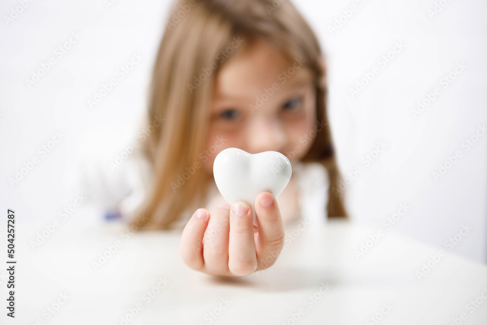 Białe serce - symbol miłości - znak miłości - the power of love - czysta miłość dziecka i bezgraniczne zaufanie do świata - niewinność - zaufanie - czystość - kocham - obrazy, fototapety, plakaty 