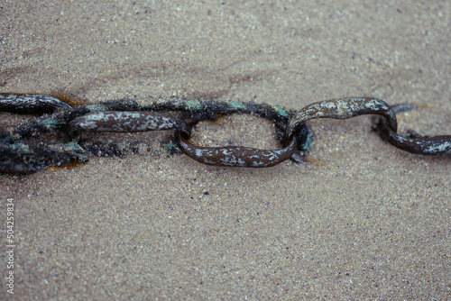 Erquy plage chaîne dans le sable