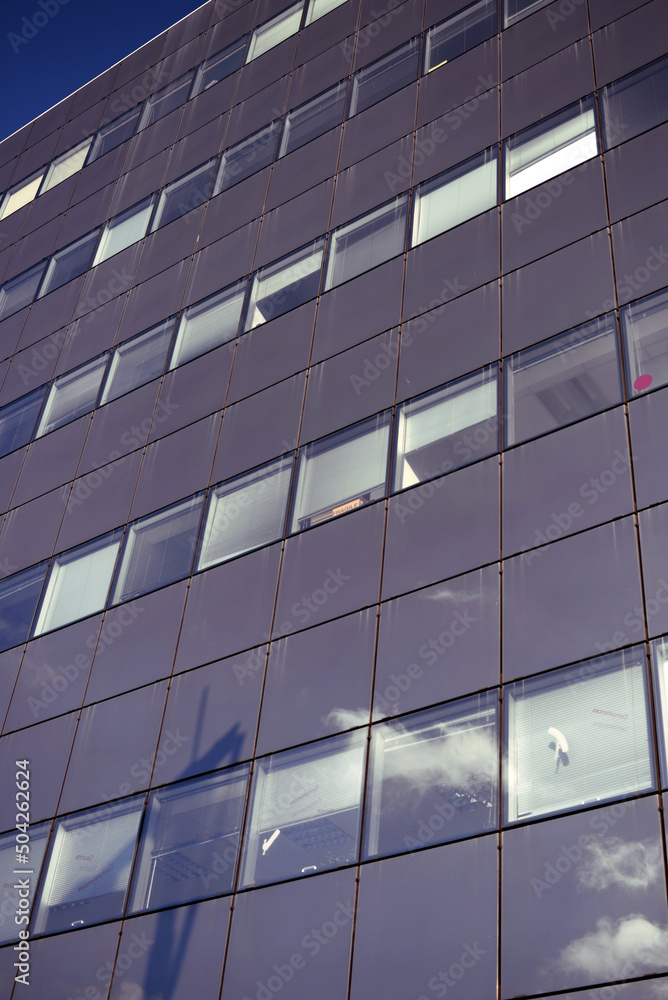 Bâtiment de bureaux - baie vitrée ciel nuages