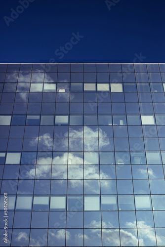 B  timent de bureaux - baie vitr  e ciel nuages