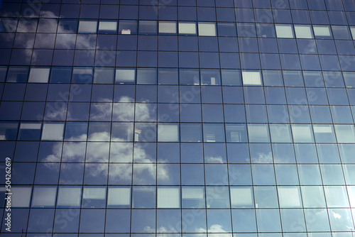 B  timent de bureaux - baie vitr  e ciel nuages