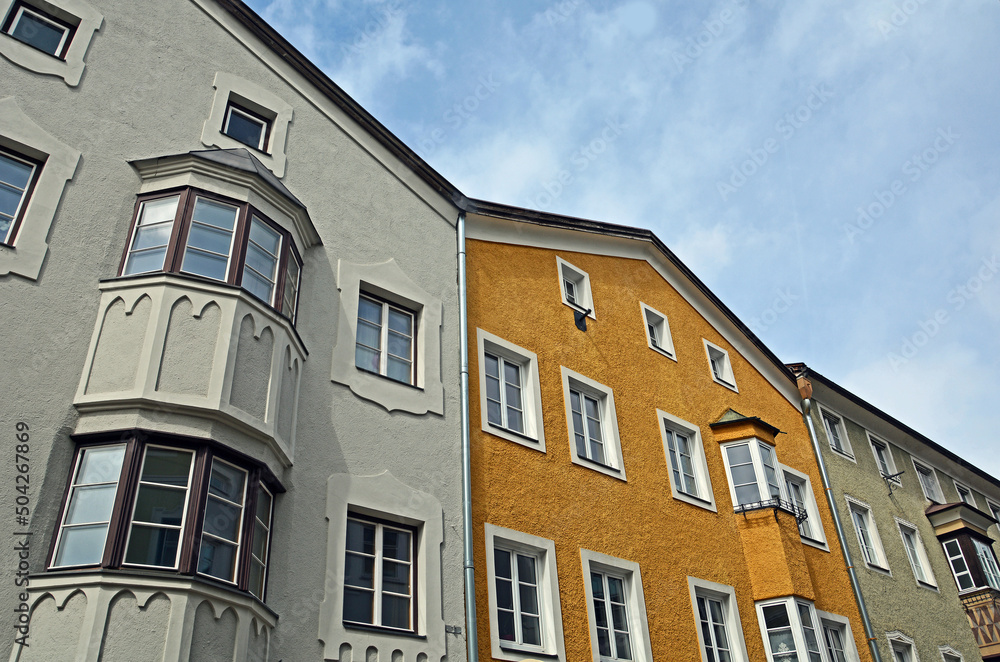 Typische Häuserfassaden in der Altstadt von Schwaz, Tirol, Österreich