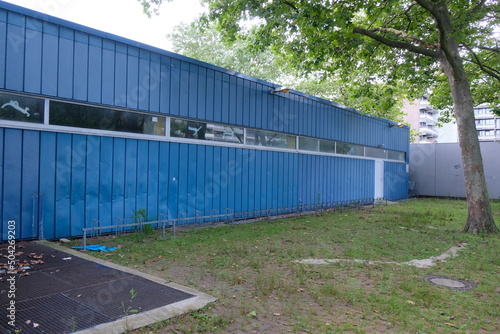 FU 2021-07-31 TechBlum 242 Flaches Gebäude mit blauer Fassade