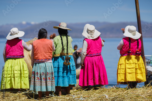 Mujeres despidiéndose en las islas flotantes del lago Titicaca photo