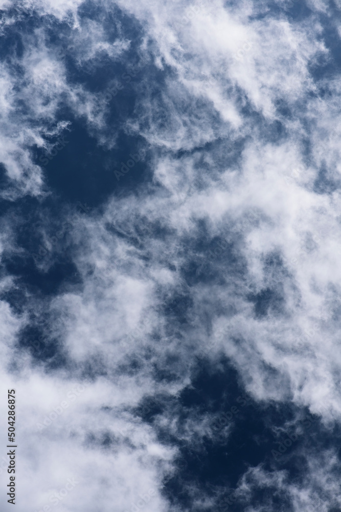 天頂にできた雨雲の隙間から見えた高空の雲 縦1 Stock Photo Adobe Stock