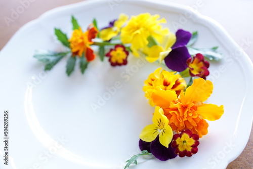 皿の上を彩るエディブルフラワー © sakura