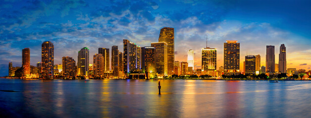 Acrylglasbilder Skyline Miami Skyline in der Abenddämmerung  © Chris