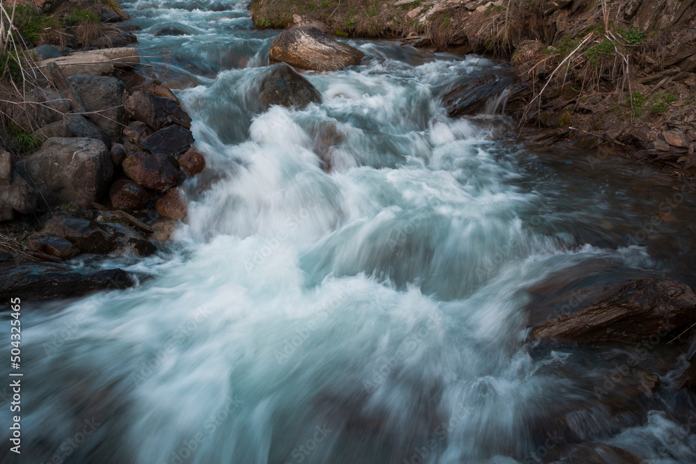 Obraz premium river from mountain with blurred water surface