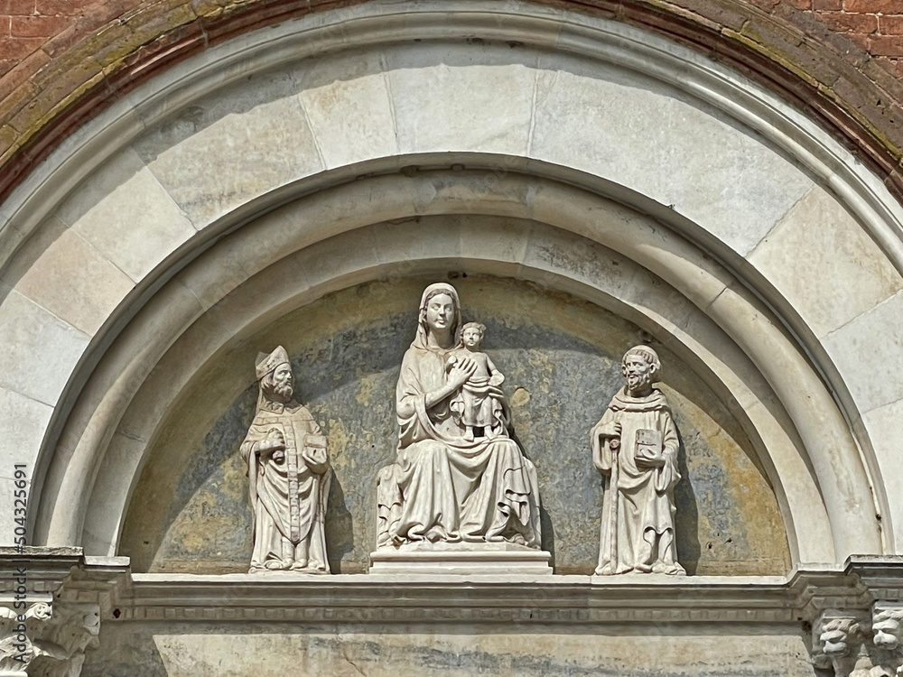 L'Abbazia di Viboldone, statue e bassorilievi del portale - Milano	