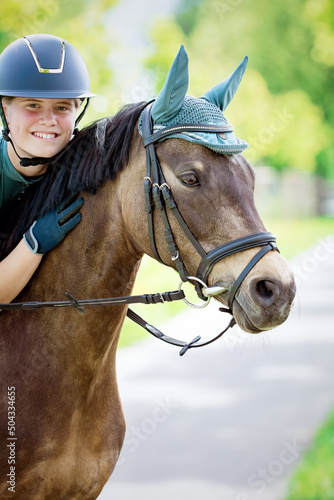 Glückliches Mädchen mit Pferd/Pony
