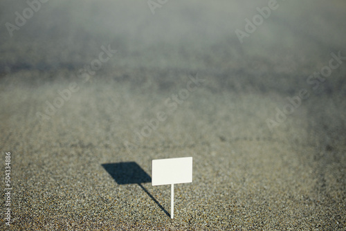 Panneau miniature planté dans le sable de la plage