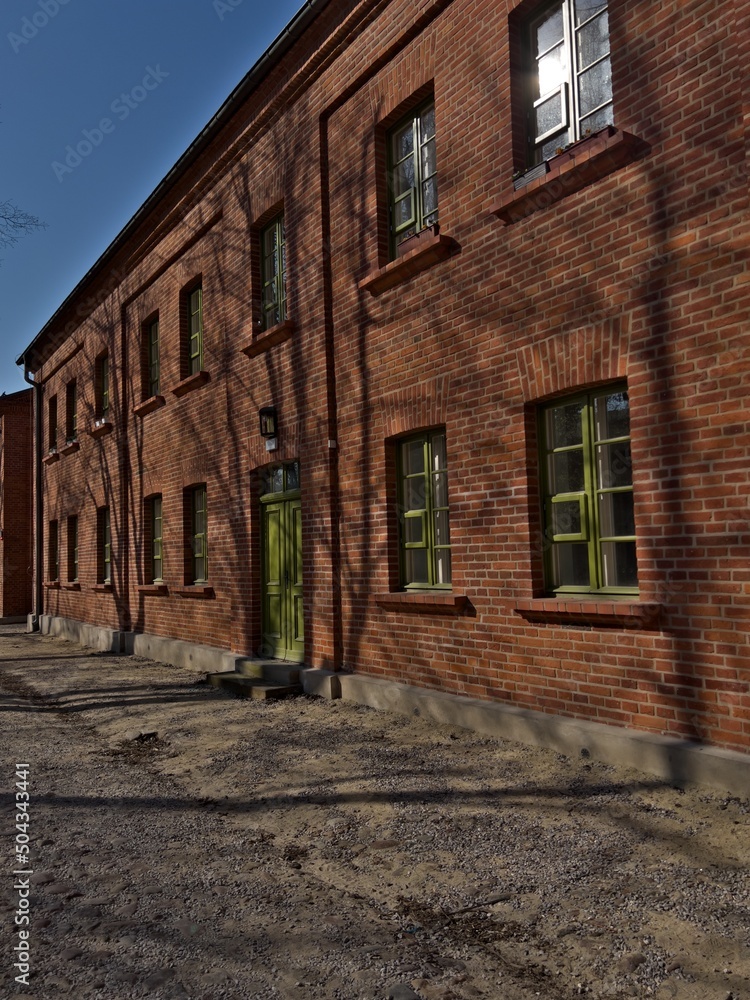 Fototapeta premium ARCHITEKTURA ZREWITALIZOWANYCH BUDYNKÓW. MIASTO ŁÓDŹ, POLSKA.
