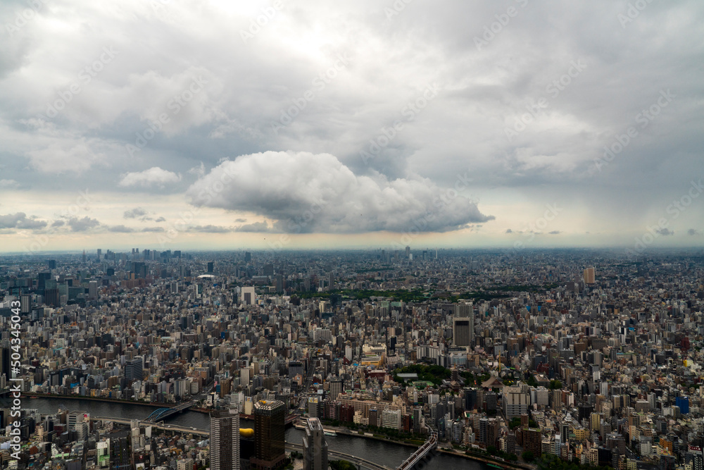 大きな雲が浮かぶ大都会東京