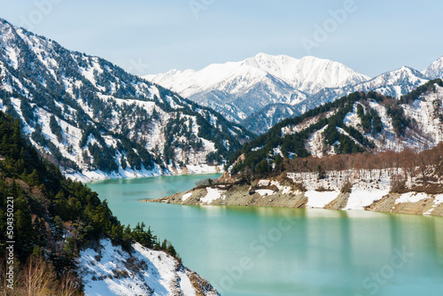 黒部のダム湖から見る雪の残る風景