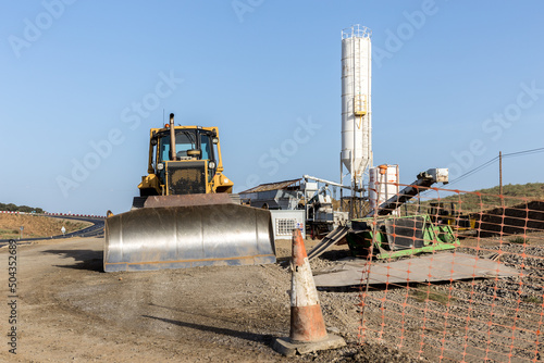 Excavator shovel and road construction equipment