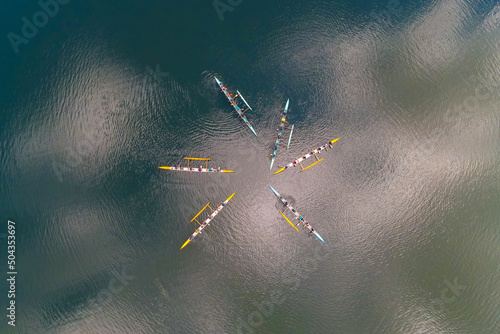 Imagens aéreas de um passeio de canoa havaiana na lagoa doce em Linhares, no norte do estado do Espírito Santo. photo