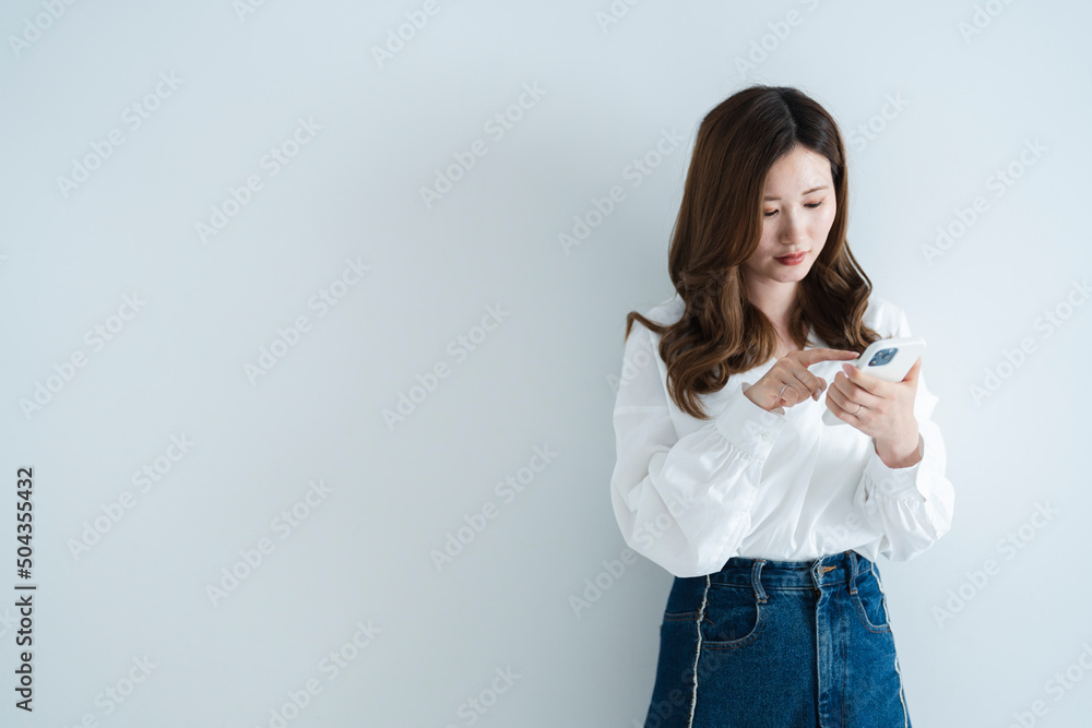 スマートフォンを使う女性 スマートフォンを使う女性