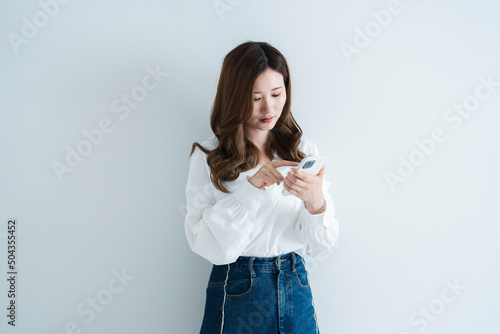 スマートフォンを使う女性