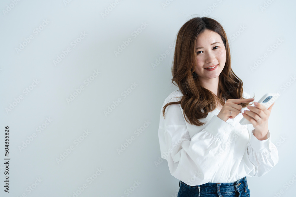 スマートフォンを使う女性 スマートフォンを使う女性