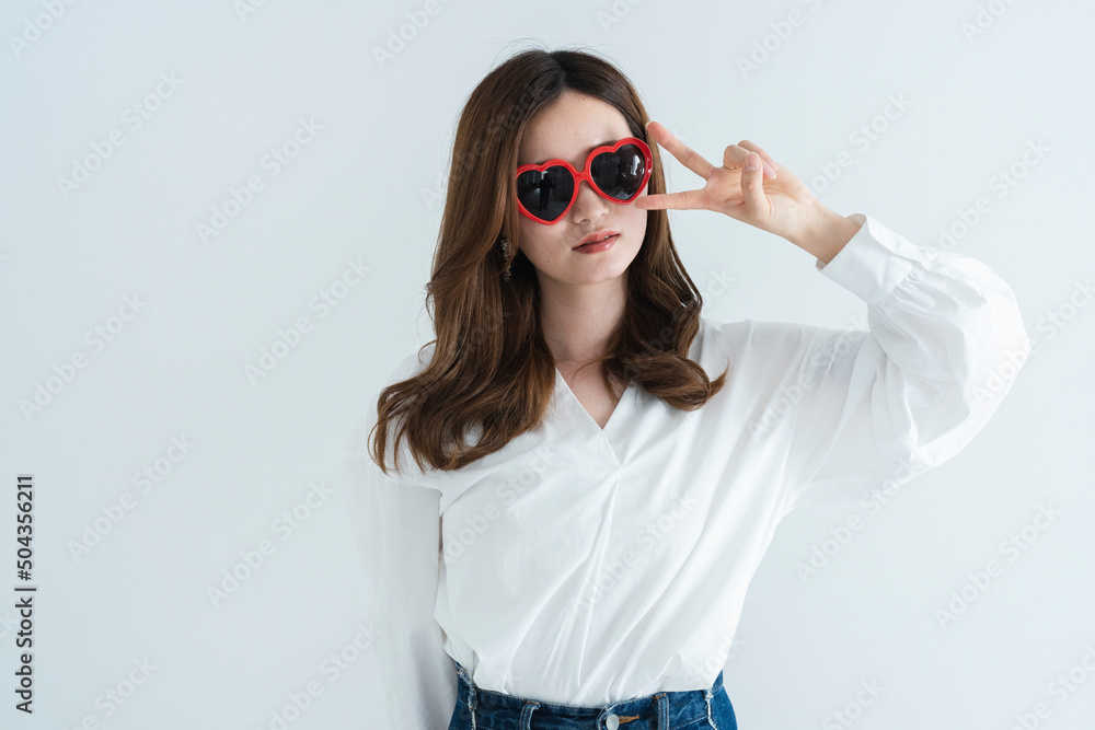 ハートのサングラスをかけた女性 ハートのサングラスをかけた女性