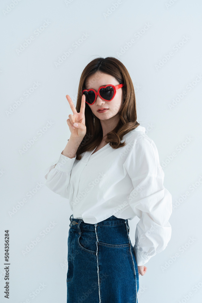 Naklejka premium ハートのサングラスをかけた女性