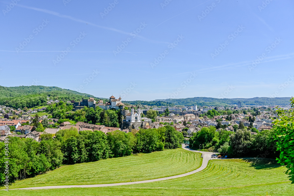 Naklejka premium Aarburg, Kirche, Festung, Aare, Fluss, Altstadt, Altstadthäuser, Aargau, Zofingen, Felder, Landwirtschaft, Aussichtspunkt, Frühling, Sommer, Schweiz