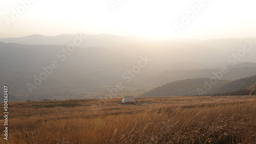 Fototapeta Naklejka Na Ścianę i Meble -  Widok na chatkę w górach, Bieszczady