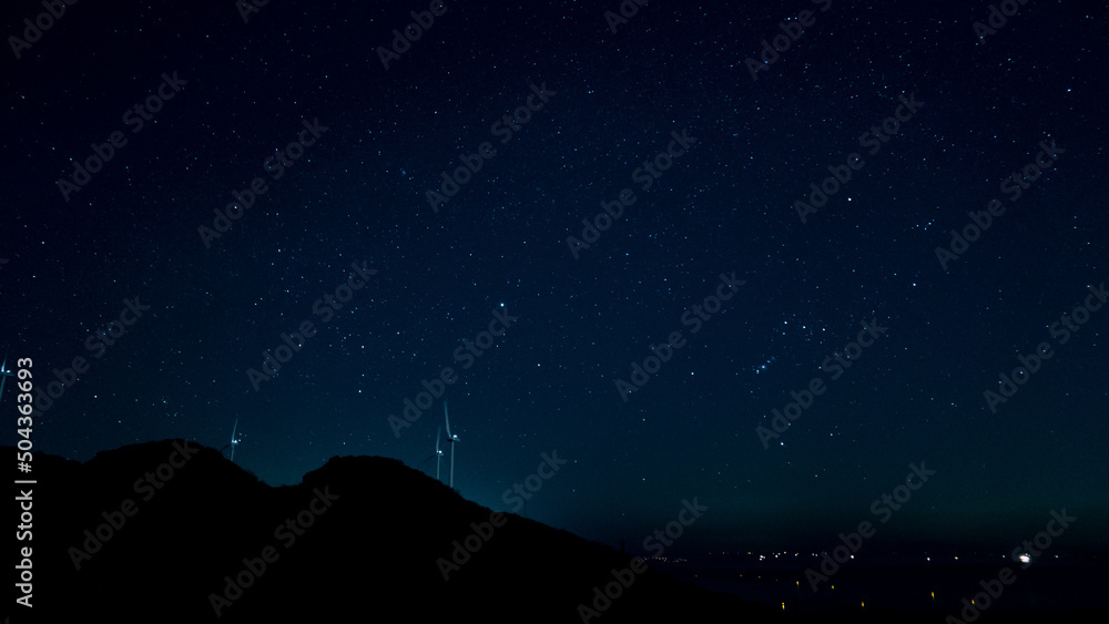 Fototapeta premium 風力発電と星座