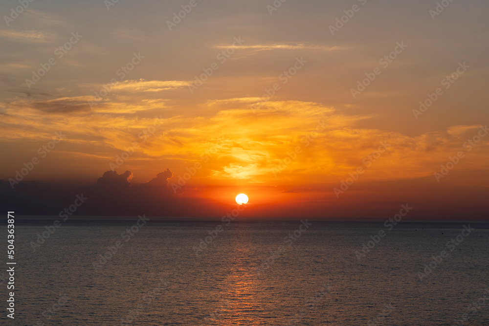 Naklejka premium Seascape with a beautiful sunset over the sea