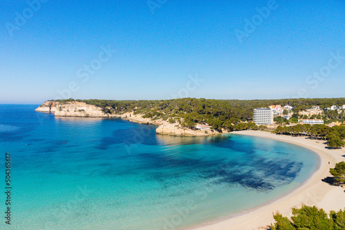 Aguas transparentes y turquesas de la playa de Cala Galdana, en Menorca. Islas Baleares.