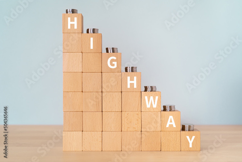 高速道路のイメージ｜「HIGHWAY」と書かれた積み木とコイン