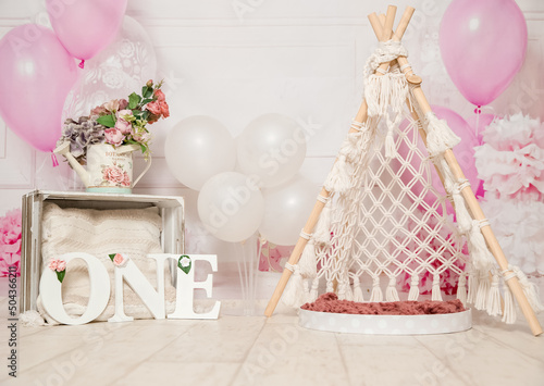 Fotografiet pink and white decoration for a 1st birthday cake smash studio photo shoot with balloons, paper decor, cake and topper