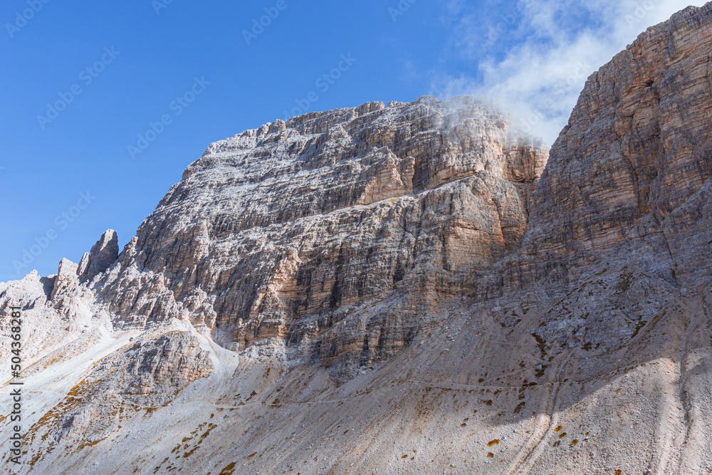 Fototapeta premium The breathtaking landscapes of the Dolomites during a beautiful early autumn morning, near the town of Auronzo di Cadore, Italy - October 2021.