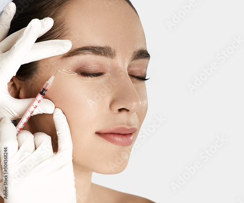 Foto Woman receives anti wrinkle beauty injection for facial rejuvenation and wrinkle removal